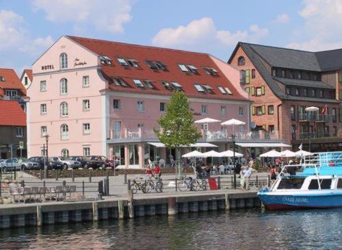 Hotel Am Yachthafen Waren (Mueritz) Exterior foto